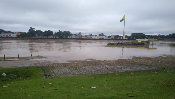 URGENTE: Rio Acre ultrapassa cota de alerta em Rio Branco e invade rua no Bairro da Base 